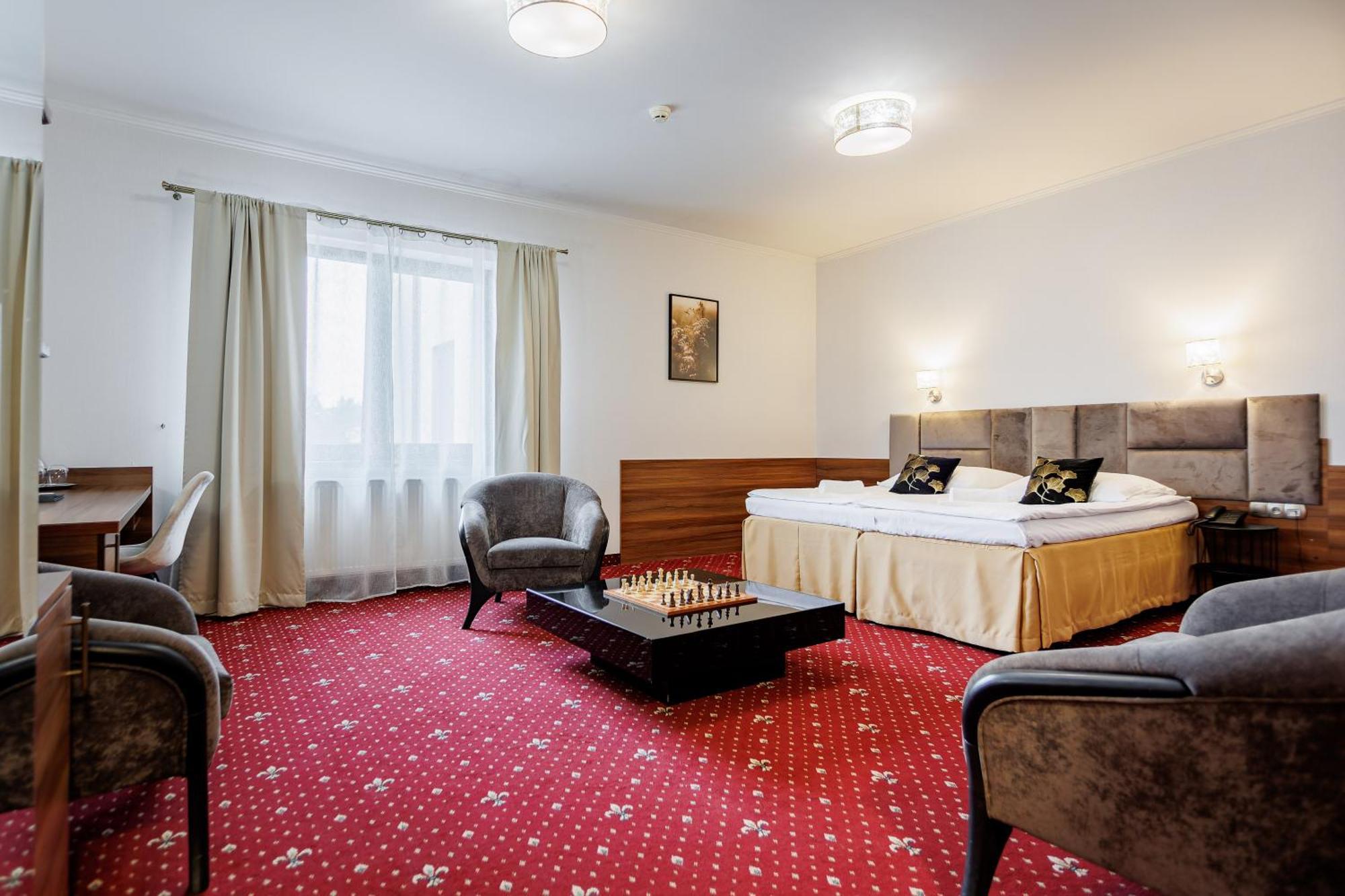 Hotel Cristal Park Dąbrowa Tarnowska Εξωτερικό φωτογραφία